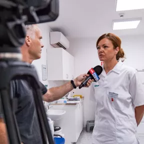 Doktorka Kratochvilová během otevření první Centra domácí dialýzy v Česku