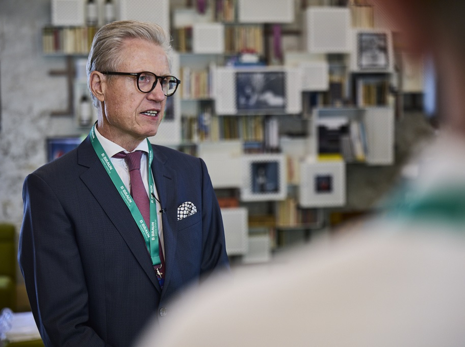 Profesor René Fortelny na Workshopu společnosti B. Braun zaměřeném na techniku "small bite" Profesor René Fortelny na Workshopu společnosti B. Braun zaměřeném na techniku "small bite"
