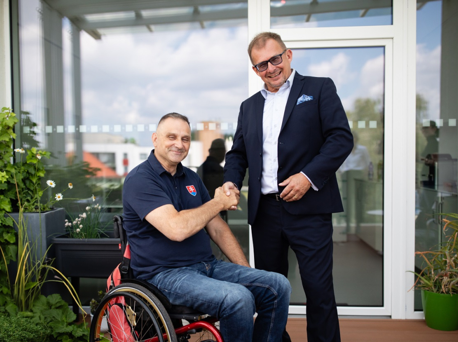Paralympionik Martin Ludrovský a PhramDr. Jiří Lukeš, člen vedení Skupiny B. Braun CZ/SK